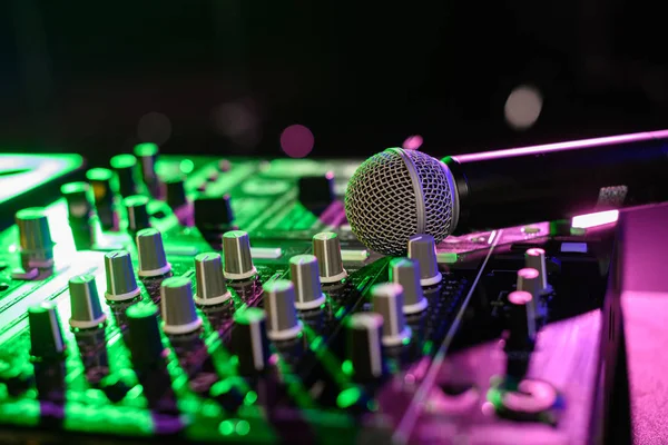 Mezclador de sonido con micrófono en discoteca - foto de stock