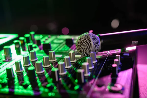 Mélangeur de son avec microphone en boîte de nuit — Photo de stock