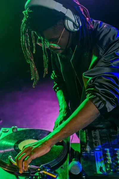 DJ avec mixeur sonore en concert — Photo de stock