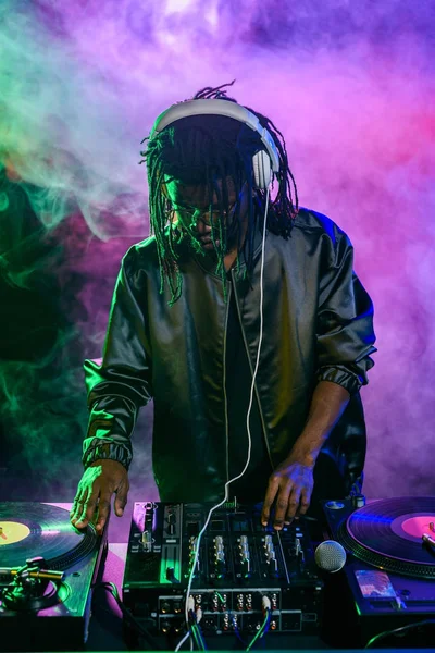 DJ in cuffia con mixer audio — Foto stock