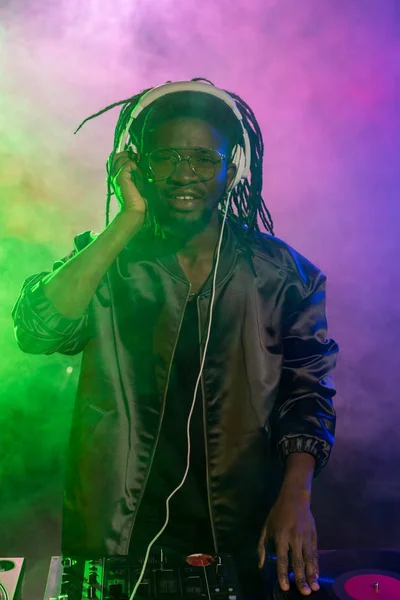 DJ afro-américain avec mixeur sonore — Photo de stock