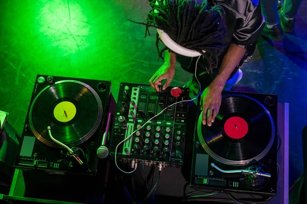 DJ en auriculares con mezclador de sonido - foto de stock