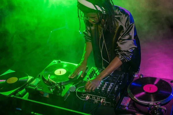 Club DJ con mezclador de sonido - foto de stock