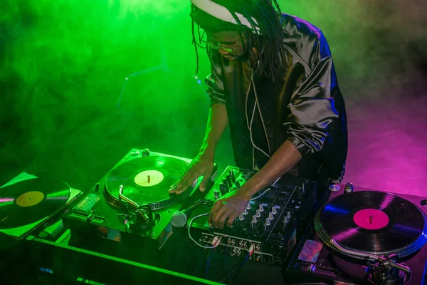 DJ клуб со звуковым миксером — стоковое фото