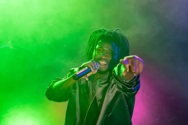 DJ avec microphone en boîte de nuit — Photo de stock