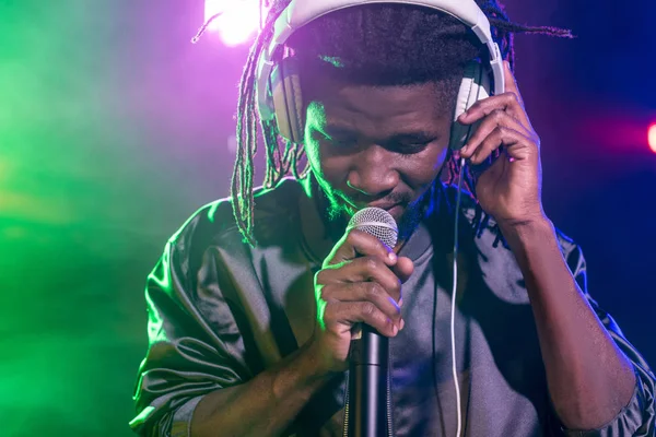 DJ en auriculares con micrófono en concierto - foto de stock