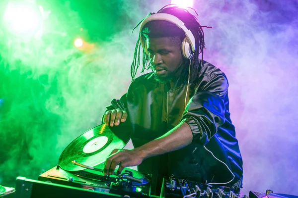 Professionelle afrikanisch-amerikanische dj — Stockfoto