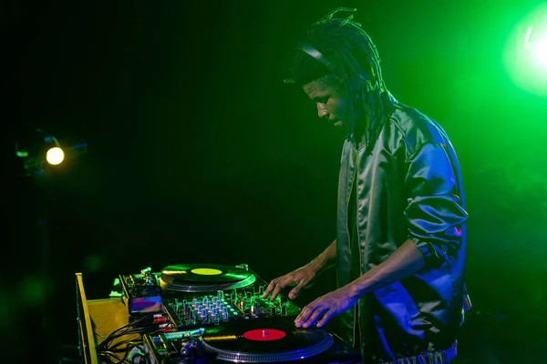 DJ afro-américain en boîte de nuit — Photo de stock