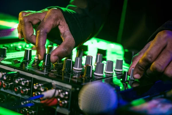 DJ con mezclador de sonido - foto de stock