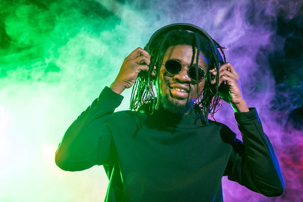 Club DJ avec écouteurs — Photo de stock