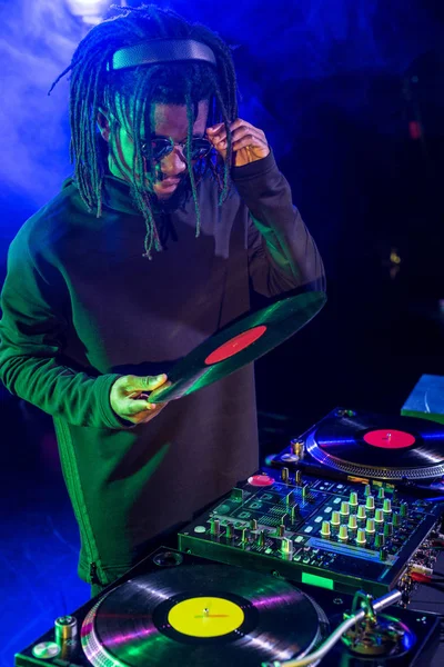 Club DJ with vinyl — Stock Photo