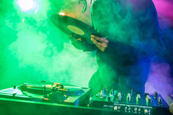 DJ with vinyl on concert — Stock Photo