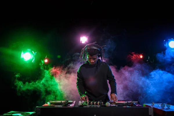 DJ en auriculares con mezclador de sonido - foto de stock