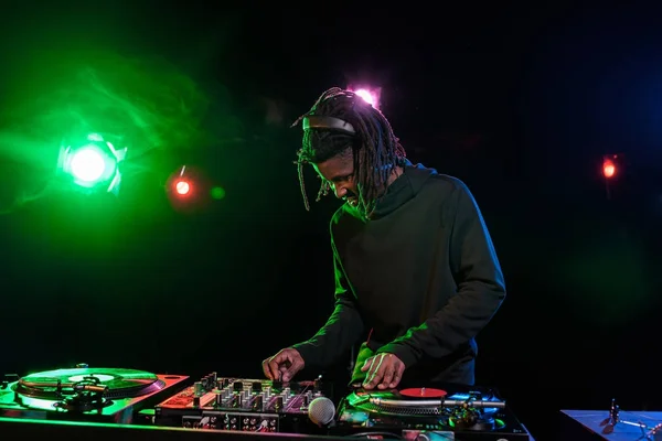 DJ con mezclador de sonido en discoteca - foto de stock