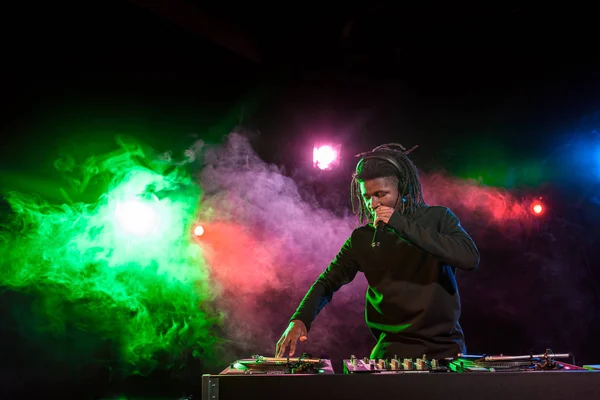 Professionnel afro-américain DJ — Photo de stock