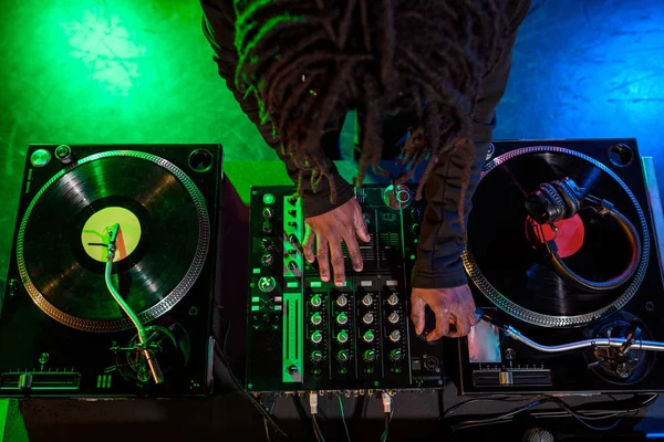 DJ con mezclador de sonido — Stock Photo