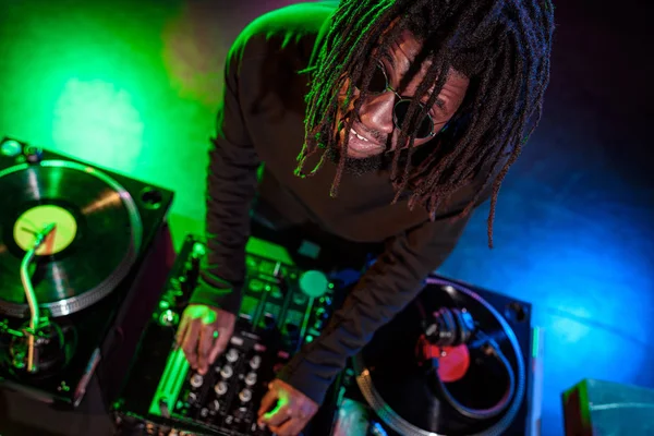 Africano americano DJ en nightclub - foto de stock
