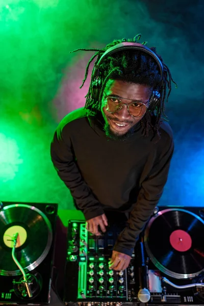 DJ avec mixeur sonore en boîte de nuit — Photo de stock