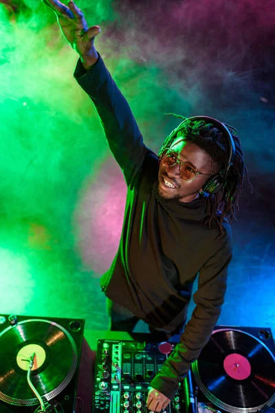 Afro-américain DJ en concert — Photo de stock