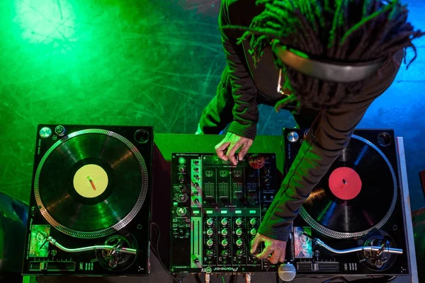 DJ afroamericano profesional — Stock Photo