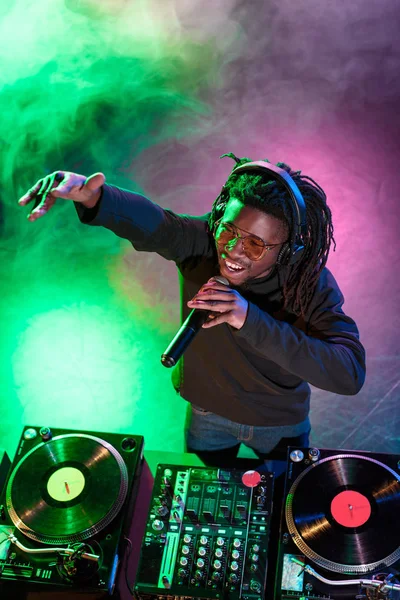 DJ en auriculares con micrófono - foto de stock