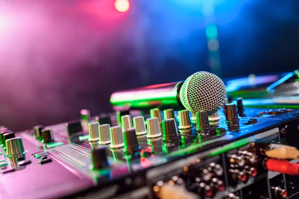 Mezclador de sonido con micrófono en discoteca — Stock Photo