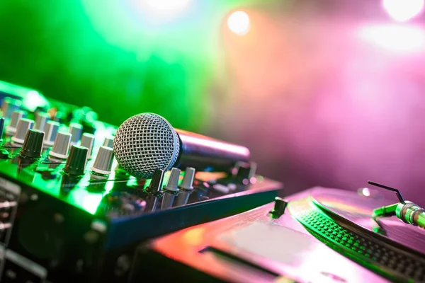 Mélangeur sonore avec microphone — Photo de stock