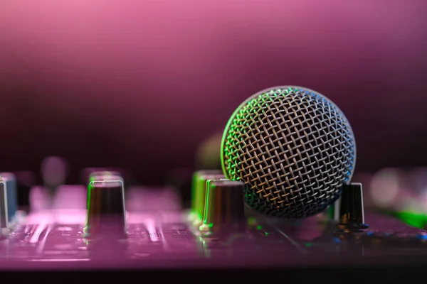 Звуковой миксер с микрофоном — стоковое фото