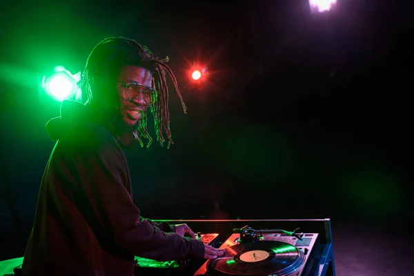 DJ afro-américain en boîte de nuit — Photo de stock