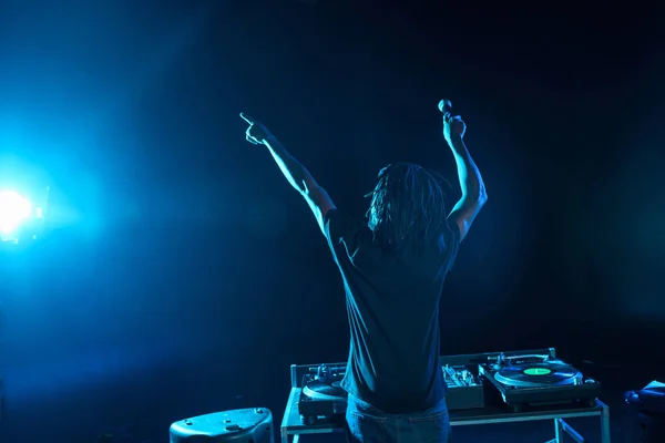 DJ con mezclador de sonido en concierto — Stock Photo