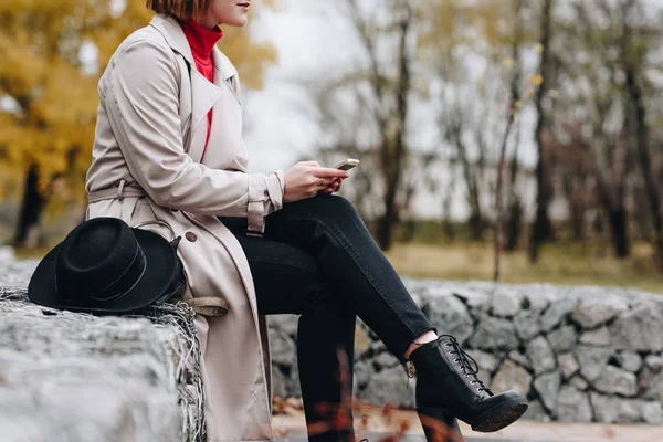 Frau nutzt Smartphone — Stockfoto