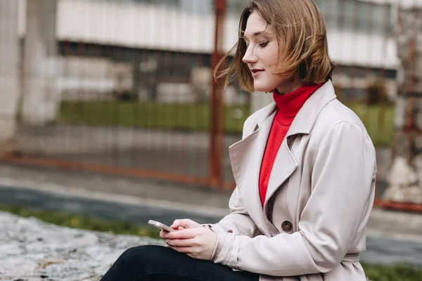 Mujer usando smartphone - foto de stock