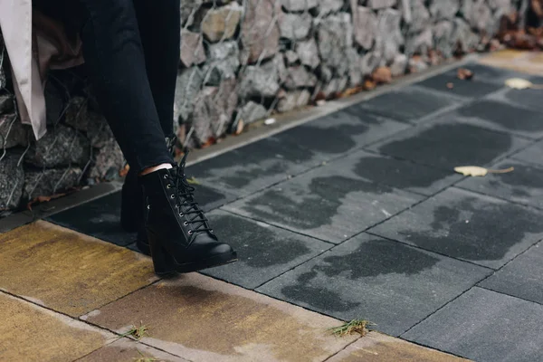 Mulher em botas de couro elegantes — Fotografia de Stock