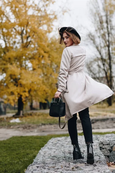 Femme marche par parc d'automne — Photo de stock