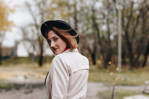 Woman walking by autumn park — Stock Photo