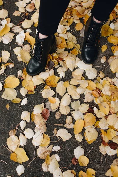 Mujer en botas de cuero - foto de stock