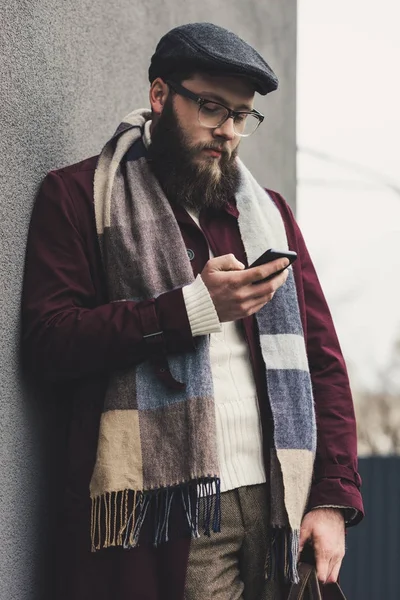 Hombre usando smartphone - foto de stock