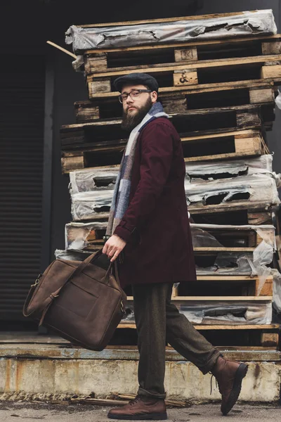 Homem em roupas elegantes com saco de couro — Fotografia de Stock