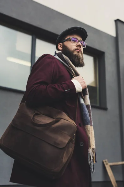 Чоловік у стильному одязі зі шкіряною сумкою — стокове фото