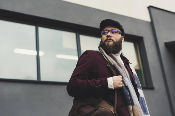 Homem em roupas elegantes com saco de couro — Fotografia de Stock