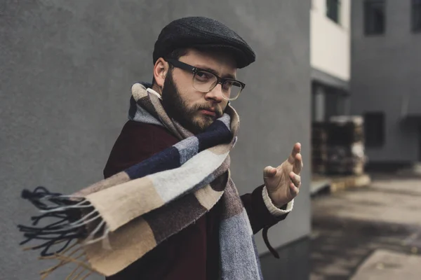 Homem barbudo em cachecol — Fotografia de Stock