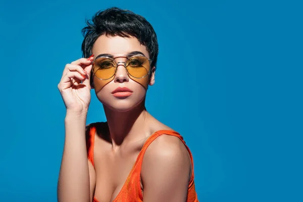 Жінка в купальнику в сонцезахисних окулярах — стокове фото