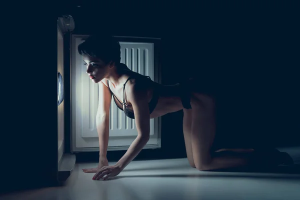 Chica en lencería con refrigerador - foto de stock