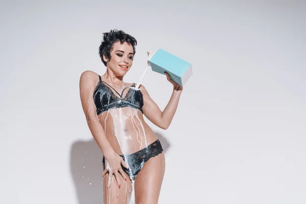 Fille sexy avec du lait — Photo de stock