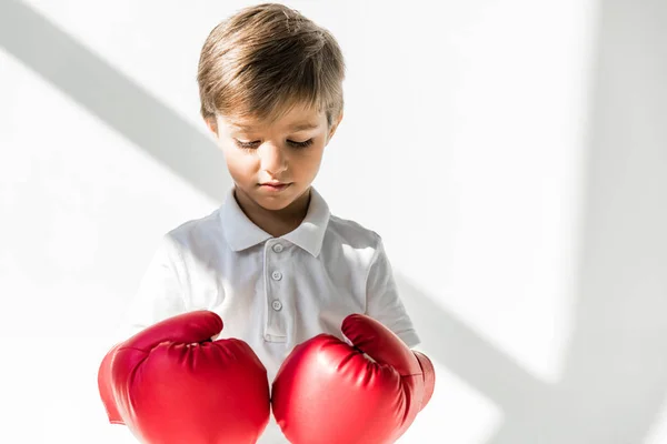 Дитина в боксерських рукавичках — стокове фото