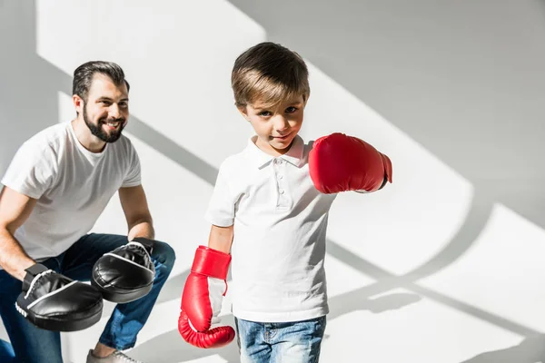 Padre e hijo boxeando juntos - foto de stock