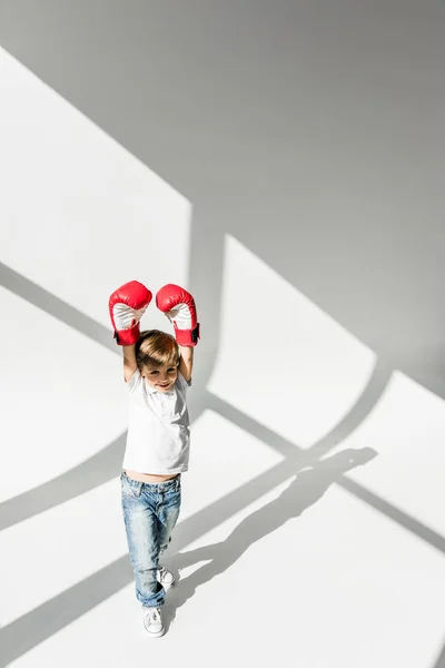 Criança em luvas de boxe — Fotografia de Stock