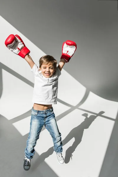 Niño en guantes de boxeo - foto de stock