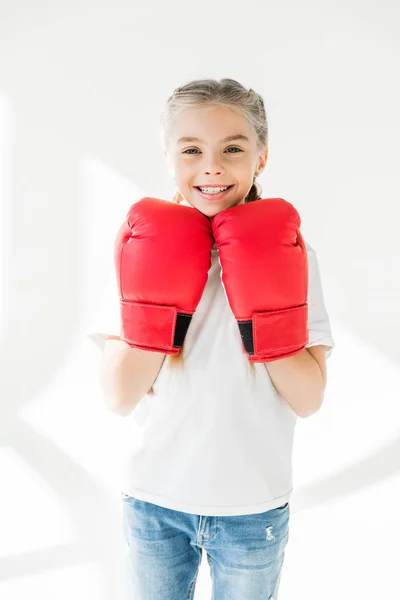 Enfant en gants de boxe — Photo de stock