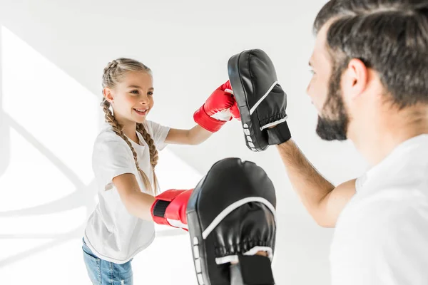 Padre e figlia boxe insieme — Foto stock